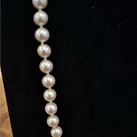 Elegant Vintage Cream Pearl Necklace - Picture 2 of 3